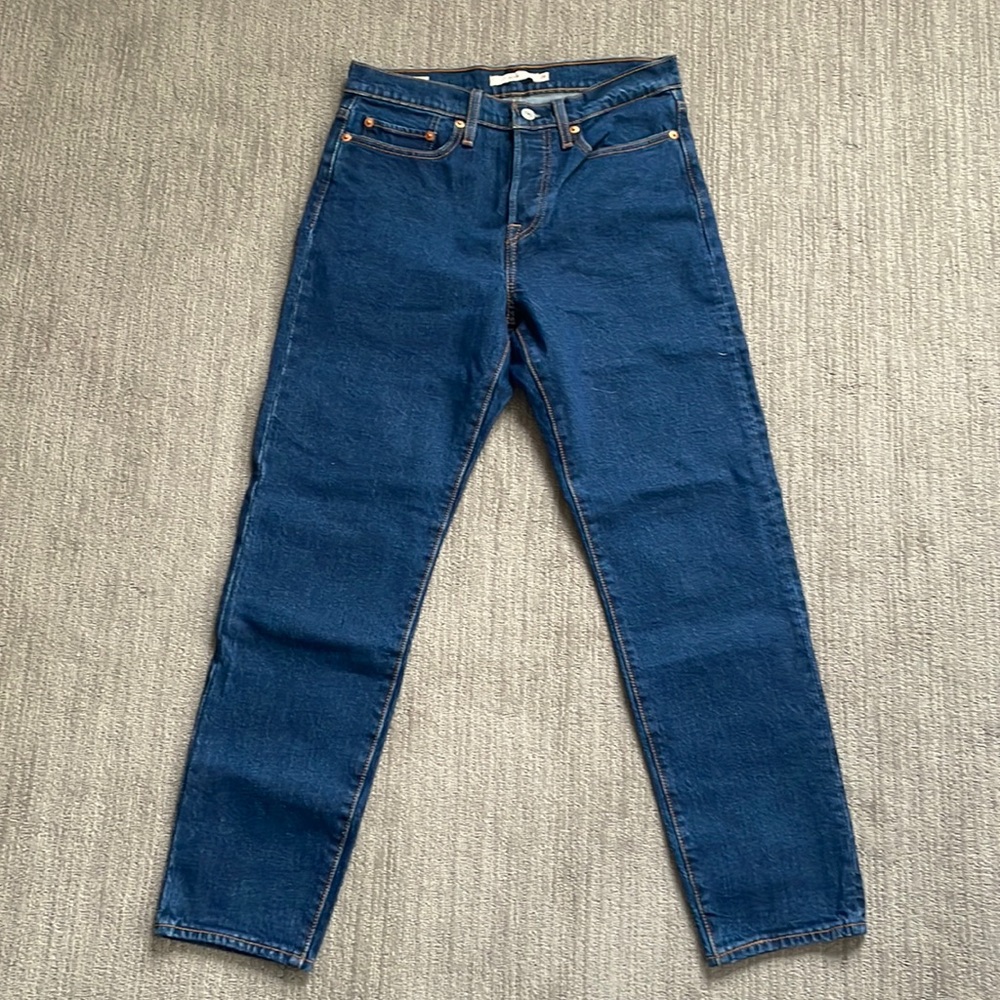 Levi’s Wedgie Jeans in a Dark Wash | Size 28